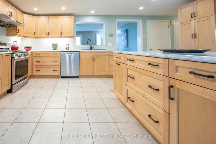 Photo 11 at 272 Jeff Smith Court, College Manor, Newmarket