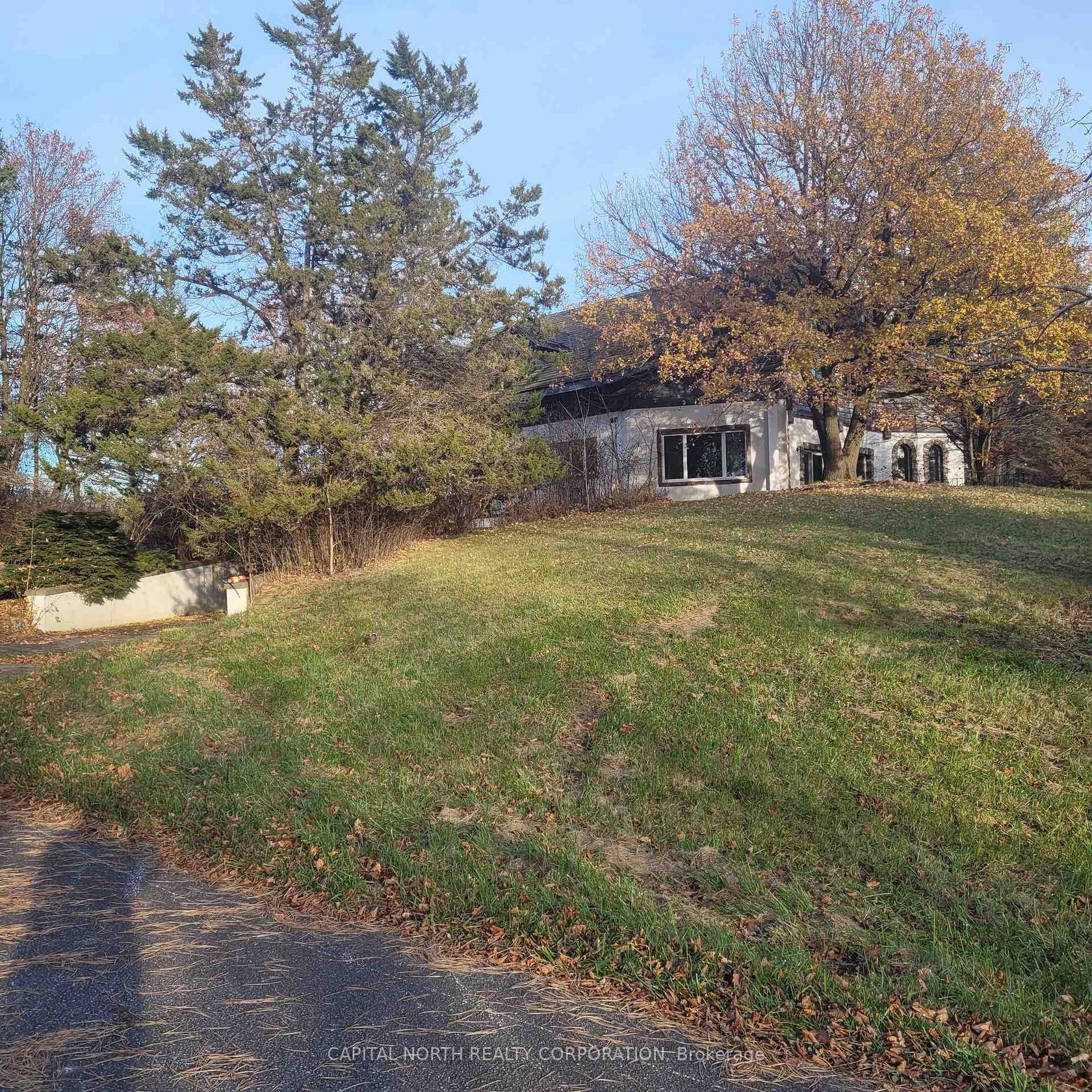 7600 15th Side Road, Rural King, King photo number 2