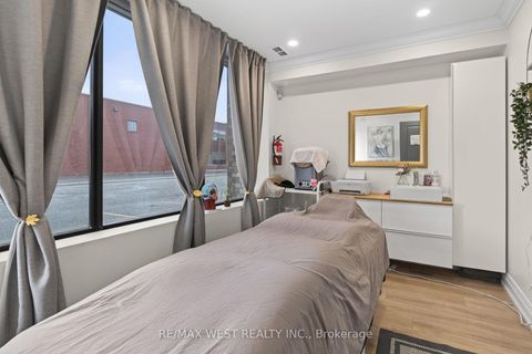 Photo 2 at 10 - 160 Cidermill Avenue, Concord, Vaughan