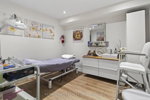 Photo 4 at 10 - 160 Cidermill Avenue, Concord, Vaughan