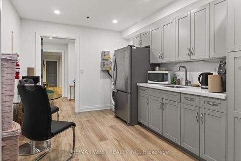 Photo 19 at 10 - 160 Cidermill Avenue, Concord, Vaughan
