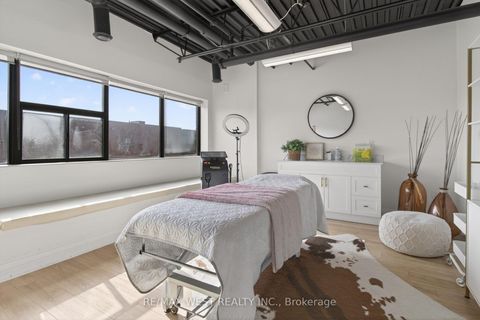 Photo 25 at 10 - 160 Cidermill Avenue, Concord, Vaughan