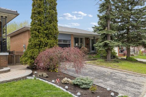 Photo 2 at 30 Briarbluff Avenue, West Hill, Toronto