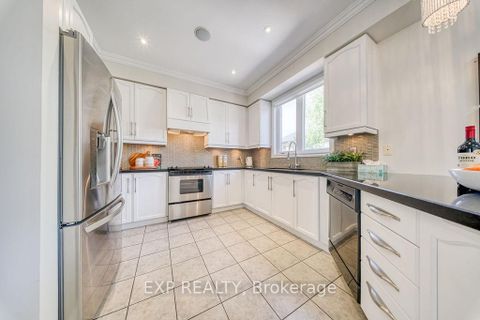 Photo 10 at 42 Grand Oak Drive, Oak Ridges, Richmond Hill