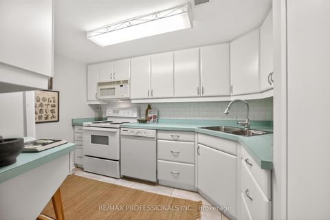 Photo 12 at 122 - 80 Quebec Avenue, High Park North, Toronto