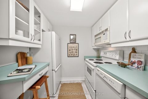 Photo 13 at 122 - 80 Quebec Avenue, High Park North, Toronto