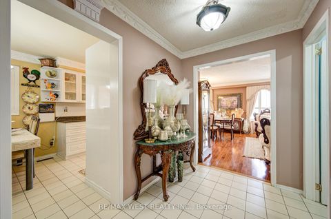 Photo 2 at 11 Danilack Court, Milliken, Toronto