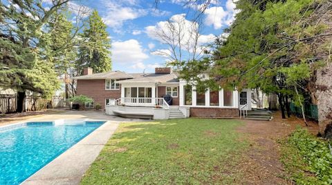 Photo 2 at 2 Colvestone Road, Windfields, Toronto