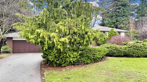 Photo 4 at 2 Colvestone Road, Windfields, Toronto
