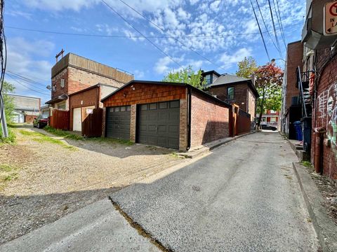 Photo 2 at 216 Montrose Avenue, Bellwoods, Toronto