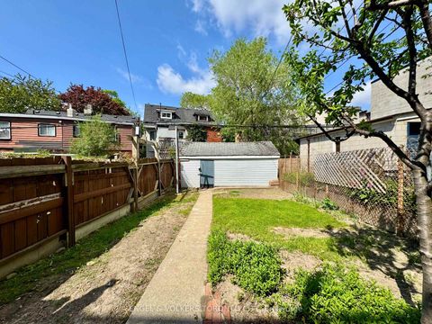 Photo 10 at 216 Montrose Avenue, Bellwoods, Toronto