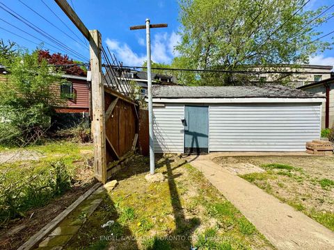 Photo 12 at 216 Montrose Avenue, Bellwoods, Toronto