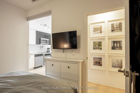 Photo 12 at 724 - 98 Lillian Street, Mount Pleasant West, Toronto