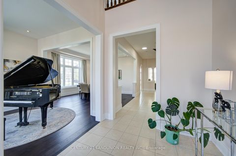 Photo 5 at 101 Silver Sterling Crescent, Vellore Village, Vaughan