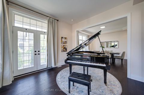 Photo 7 at 101 Silver Sterling Crescent, Vellore Village, Vaughan
