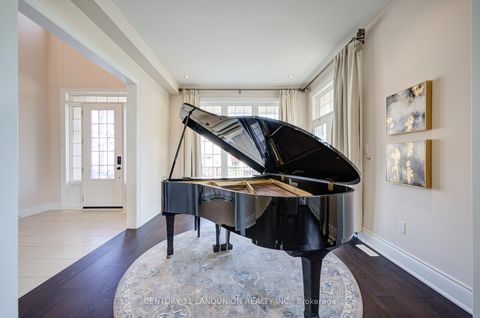 Photo 8 at 101 Silver Sterling Crescent, Vellore Village, Vaughan