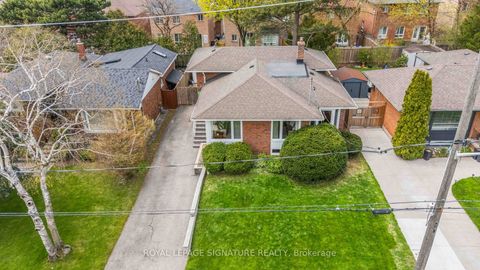 Photo 3 at 16 Shrewsbury Square, Sullivan, Toronto