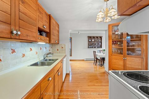 Photo 7 at 16 Shrewsbury Square, Sullivan, Toronto