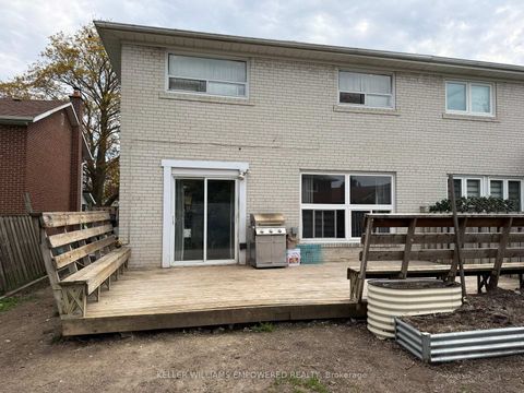Photo 2 at 52 Endsleigh Crescent, Pleasant View, Toronto