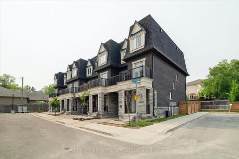 Photo 1 at 12 Deep River Lane S, Westbrook, Richmond Hill