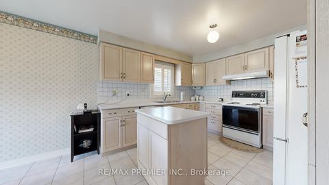 Photo 1 at 32 Veneto Drive, Vaughan Grove, Vaughan