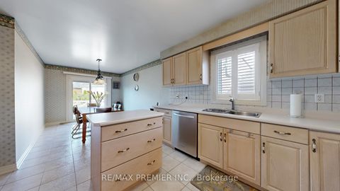 Photo 3 at 32 Veneto Drive, Vaughan Grove, Vaughan