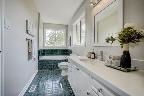 Photo 26 at 221 Humberland Drive, Oak Ridges, Richmond Hill