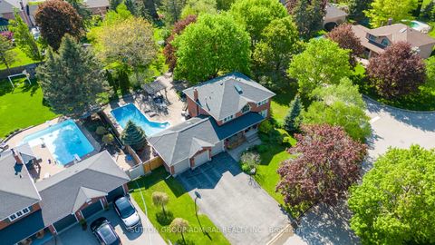 Photo 1 at 48 Maple Way, Sharon, East Gwillimbury