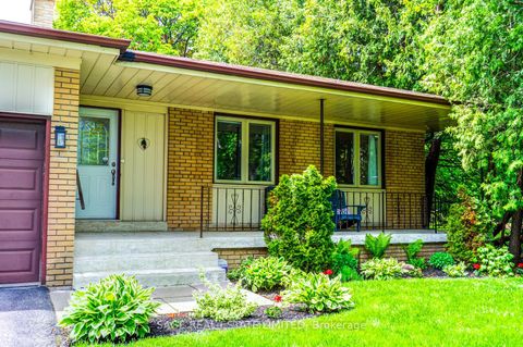 Photo 2 at 81 Decarie Circle, West Deane, Toronto