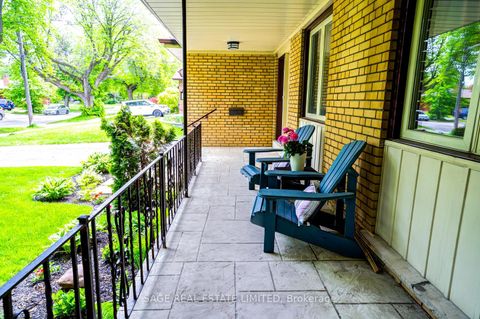 Photo 4 at 81 Decarie Circle, West Deane, Toronto
