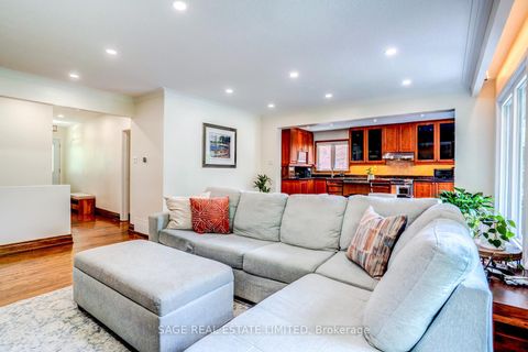 Photo 9 at 81 Decarie Circle, West Deane, Toronto