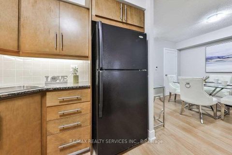 Photo 8 at 20 Blue Jays Way, Waterfront Communities C1, Toronto