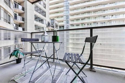 Photo 15 at 20 Blue Jays Way, Waterfront Communities C1, Toronto