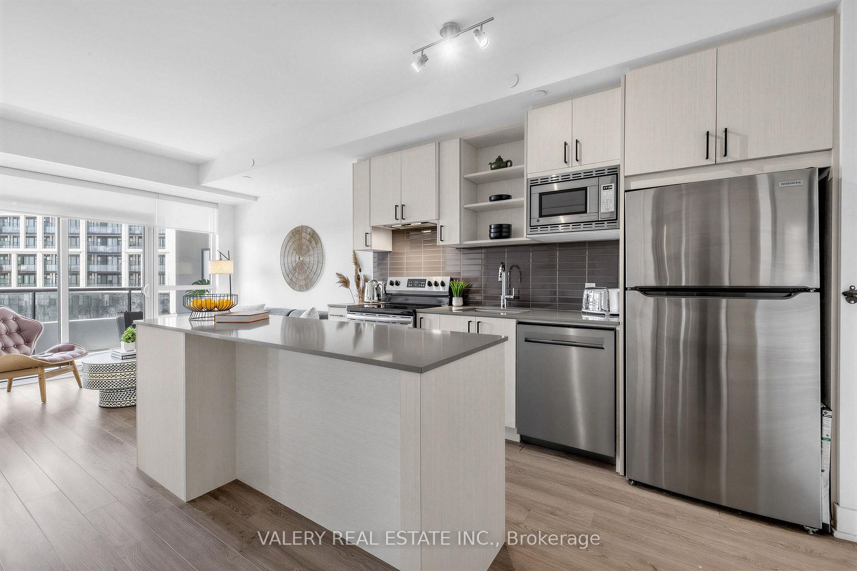 411 - 60 George Butchart Drive, CFB, Toronto 