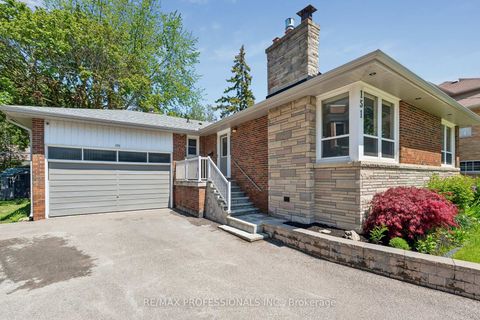 Photo 2 at 151 Perry Crescent, Rosethorn, Toronto