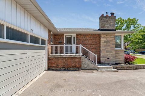 Photo 3 at 151 Perry Crescent, Rosethorn, Toronto