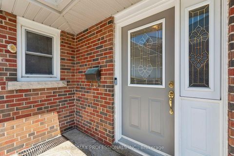 Photo 4 at 151 Perry Crescent, Rosethorn, Toronto