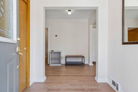 Photo 6 at 151 Perry Crescent, Rosethorn, Toronto