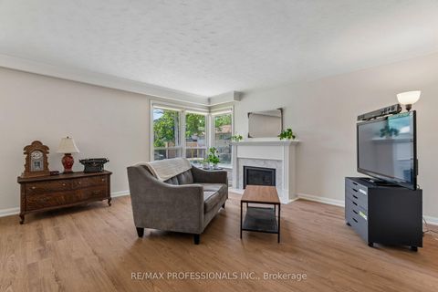 Photo 8 at 151 Perry Crescent, Rosethorn, Toronto