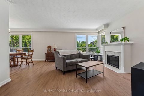 Photo 9 at 151 Perry Crescent, Rosethorn, Toronto