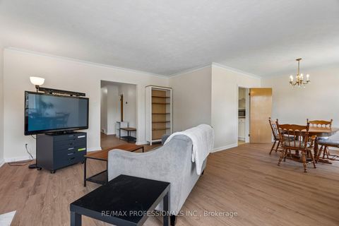 Photo 10 at 151 Perry Crescent, Rosethorn, Toronto