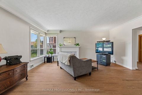 Photo 11 at 151 Perry Crescent, Rosethorn, Toronto