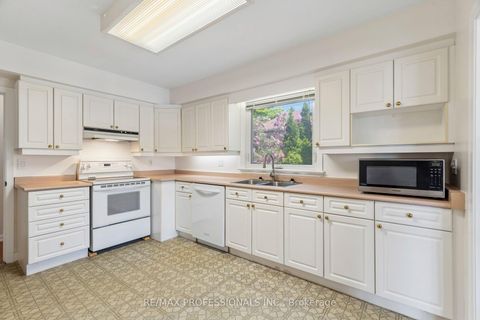 Photo 16 at 151 Perry Crescent, Rosethorn, Toronto