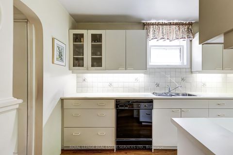 Photo 11 at 24 Tanager Avenue, Leaside, Toronto