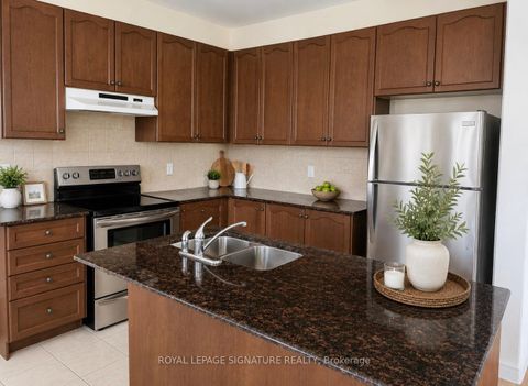 Photo 3 at 45 Pelham Drive, Kleinburg, Vaughan