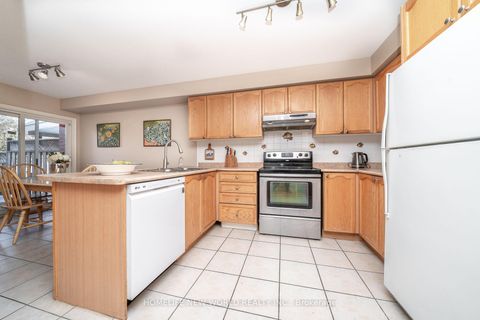 Photo 7 at 26 Cape Breton Court, Oak Ridges Lake Wilcox, Richmond Hill