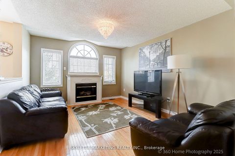 Photo 7 at 199 Kayla Crescent, Maple, Vaughan