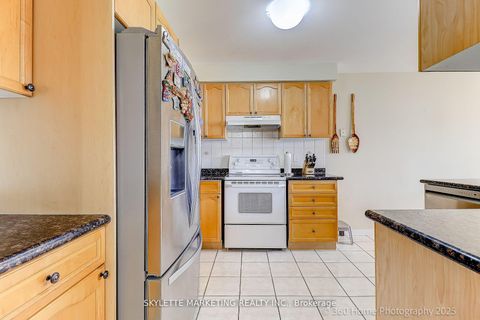 Photo 9 at 199 Kayla Crescent, Maple, Vaughan