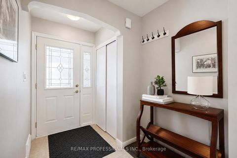 Photo 5 at 39 Sealcove Drive, Etobicoke West Mall, Toronto