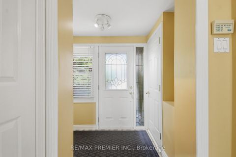 Photo 2 at 10 Ashcroft Court, East Woodbridge, Vaughan